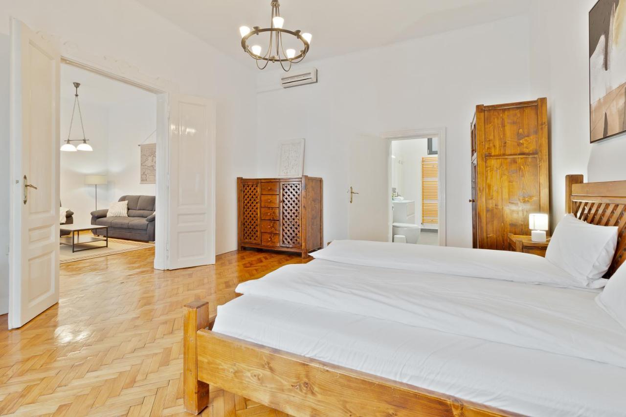 Roman Flat Oradea Exterior photo